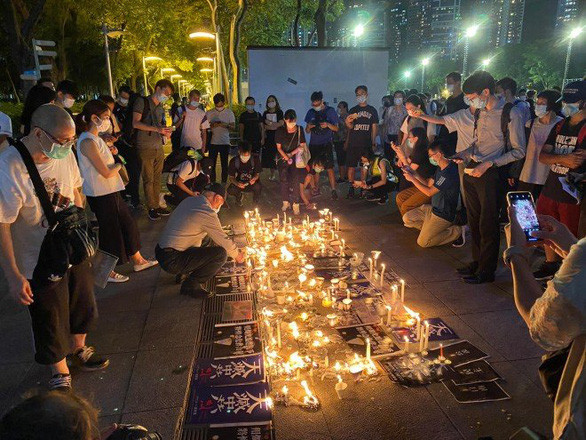 Bầu không khí yên bình tại công viên Victoria khi chỉ còn khoảng 200 người tham gia lễ tưởng niệm ngày 4-6 - Ảnh: SOUTH CHINA MORNING POST Bầu không khí yên bình tại công viên Victoria khi chỉ còn khoảng 200 người tham gia lễ tưởng niệm ngày 4-6 - Ảnh: SOUTH CHINA MORNING POST