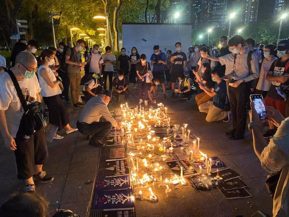 Bầu không khí yên bình tại công viên Victoria khi chỉ còn khoảng 200 người tham gia lễ tưởng niệm ngày 4-6 - Ảnh: SOUTH CHINA MORNING POST