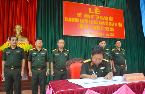 Đại diện các cụm thi đua ký kết giao ước. Ảnh: A.H Đại diện các cụm thi đua ký kết giao ước. Ảnh: A.H