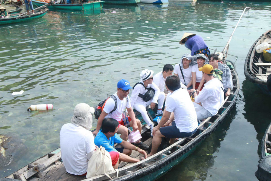 Khách du lịch ra thăm bè nuôi cá