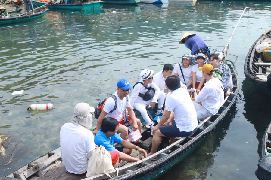 Khách du lịch ra thăm bè nuôi cá