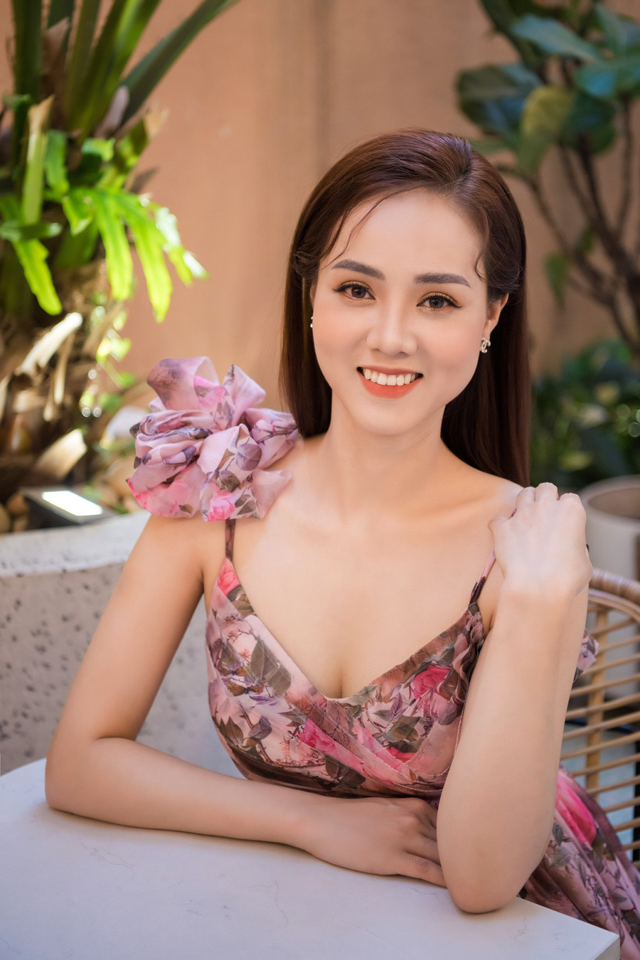 Chia sẻ với Lao Động về cách giữ gìn vóc dáng, Ngọc Hà cho biết: “Thực ra Hà cũng không có bí quyết gì nhiều vì từ lâu đã duy trì chế độ ăn hạn chế tinh bột và đường cũng như ăn nhiều hoa quả và rau xanh. Chế độ này giúp Hà không chỉ duy trì vóc dáng mà còn giúp làn da đẹp và cơ thể khoẻ hơn“. Ảnh: Vũ Toàn. Chia sẻ với Lao Động về cách giữ gìn vóc dáng, Ngọc Hà cho biết: “Thực ra Hà cũng không có bí quyết gì nhiều vì từ lâu đã duy trì chế độ ăn hạn chế tinh bột và đường cũng như ăn nhiều hoa quả và rau xanh. Chế độ này giúp Hà không chỉ duy trì vóc dáng mà còn giúp làn da đẹp và cơ thể khoẻ hơn“. Ảnh: Vũ Toàn.