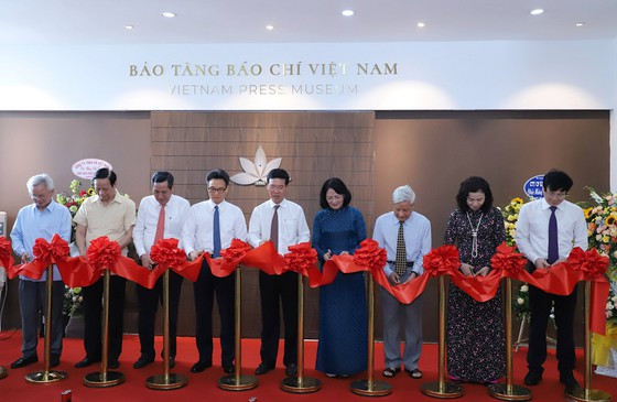 Đồng chí Võ Văn Thưởng, Ủy viên Bộ Chính trị, Trưởng ban Tuyên giáo Trung ương cùng các đại biểu cắt băng khánh thành Bảo tàng Báo chí Việt Nam. Ảnh: VIẾT CHUNG Đồng chí Võ Văn Thưởng, Ủy viên Bộ Chính trị, Trưởng ban Tuyên giáo Trung ương cùng các đại biểu cắt băng khánh thành Bảo tàng Báo chí Việt Nam. Ảnh: VIẾT CHUNG