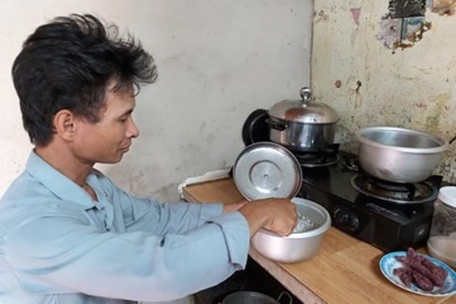 Công nhân Đặng Hoài Hận, 38 tuổi, 1 mẹ già, 3 con nhỏ, thất nghiệp, nợ ngân hàng và chỉ có mong muốn là xin nhà nước đừng đánh thuế lên khoản tiền hỗ trợ mà anh định dành để trả nợ. Ảnh: Nam Dương