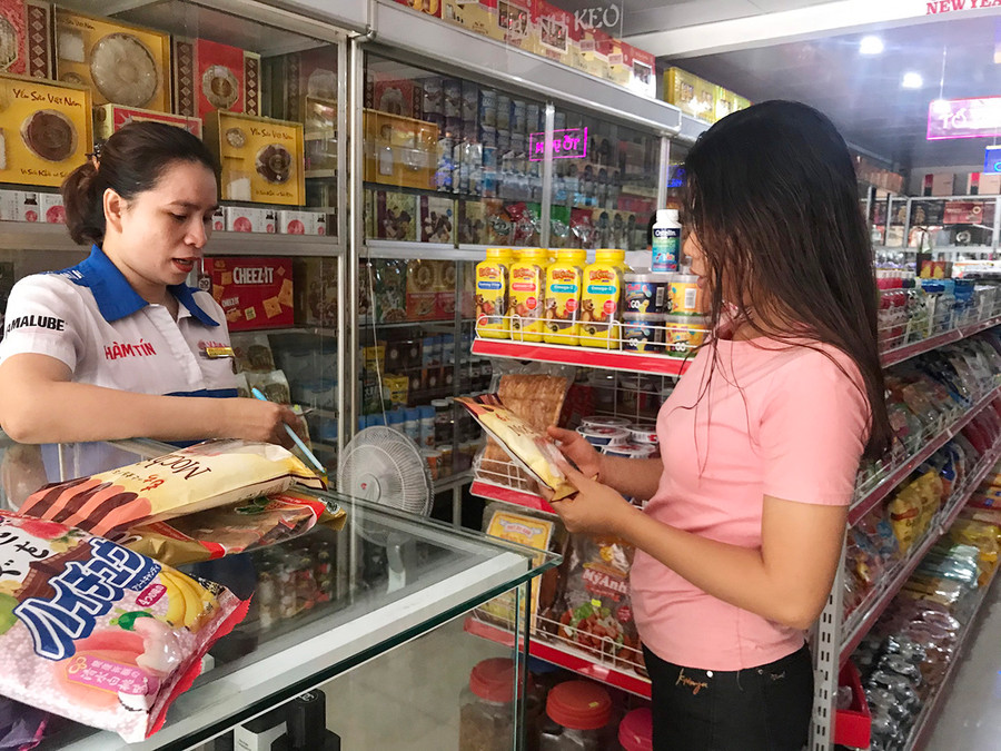 Thị trường hàng xách tay phong phú về chủng loại hàng hóa nên đáp ứng được nhu cầu của một bộ phận người tiêu dùng. Ảnh: V.T Thị trường hàng xách tay phong phú về chủng loại hàng hóa nên đáp ứng được nhu cầu của một bộ phận người tiêu dùng. Ảnh: V.T