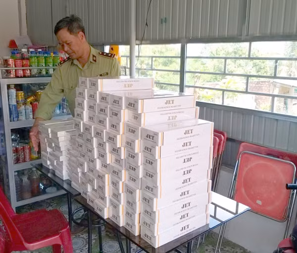 Cán bộ Đội QLTT số 1 kiểm đếm số thuốc lá lậu bị thu giữ. Ảnh: V.T 
