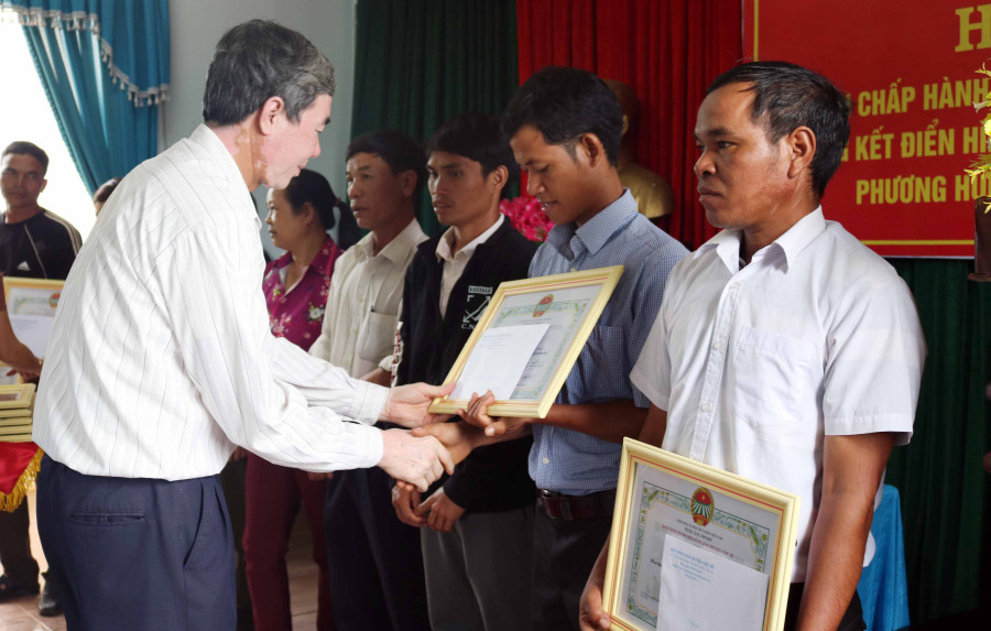 Khen thưởng các cá nhân có thành tích xuất sắc trong phong trào nông dân điển hình tiên tiến giai đoạn 2015-2020. Ảnh: Ngọc Sang 