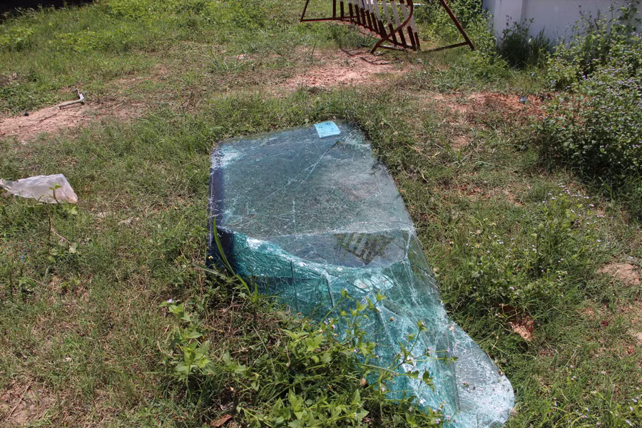  Tấm kính trước của xe quân sự văng trên lề đường. Ảnh: Đình TrọngTấm kính trước của xe quân sự văng trên lề đường. Ảnh: Đình Trọng