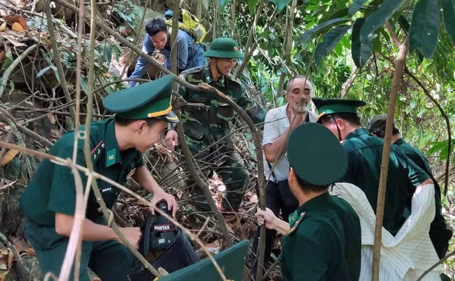 Lực lượng cứu hộ cứu nạn hỗ trợ ông Xavier và anh Cường ra khỏi rừng - ẢNH: A.P