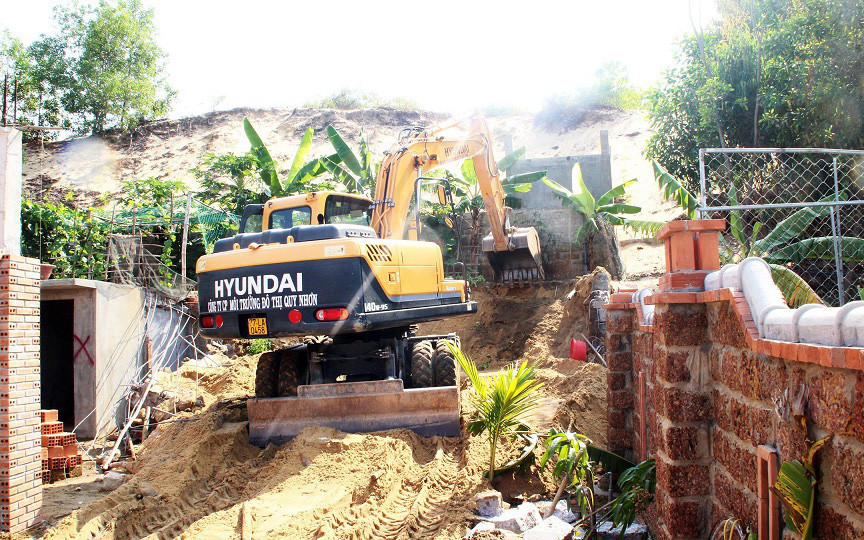 Buộc tháo dỡ đối với hành vi lấn chiếm đất đai, xây dựng nhà trái phép trên địa bàn Khu kinh tế Nhơn Hội. Ảnh: Dũ Tuấn.