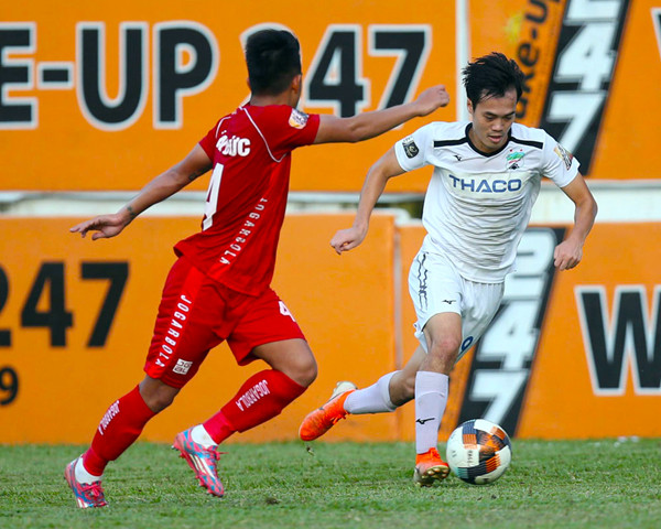 Tiền đạo Nguyễn Văn Toàn (bìa phải) của HAGL trong trận đấu gặp Hải Phòng FC ở V.League 2019. Ảnh: H.T