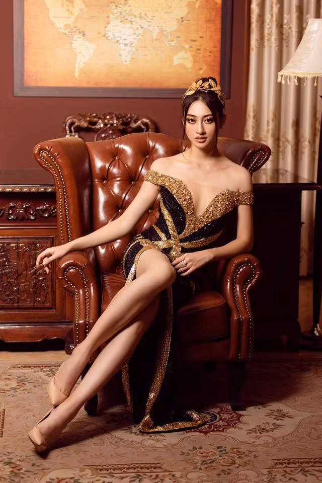 Sở hữu chiều cao 1,78m cùng số đo ba vòng gợi cảm, Lương Thuỳ Linh lựa chọn những bộ váy ôm sát đường cong.