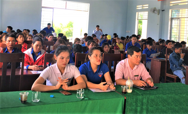 Thanh niên huyện Mang Yang tham gia buổi tư vấn, giới thiệu việc làm do Trung tâm Dịch vụ việc làm tỉnh tổ chức. Ảnh: Đ.Y