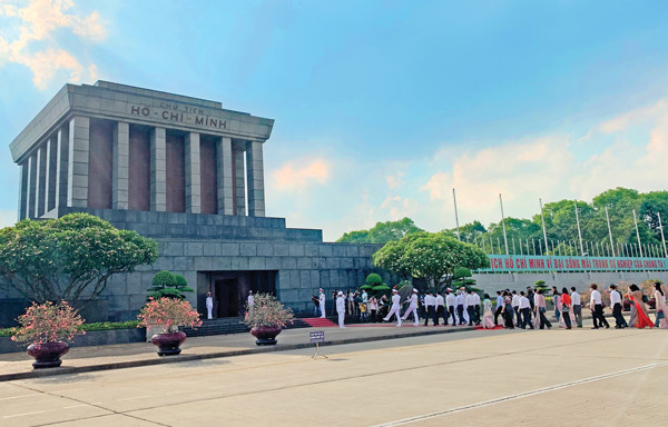 Đoàn đại biểu người làm báo vào thăm Lăng Chủ tịch Hồ Chí Minh nhân Hội nghị gặp mặt, tuyên dương người làm báo tiêu biểu toàn quốc. Ảnh: P.L