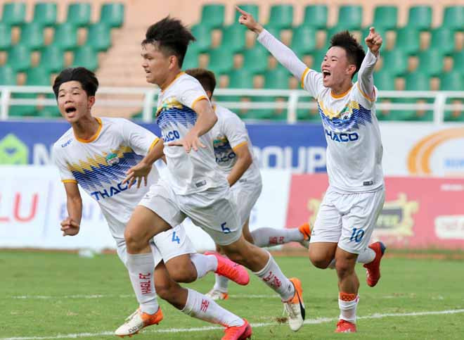 Niềm vui thắng trận của các cầu thủ U19 HA.GL 2. Ảnh: Khả Hòa