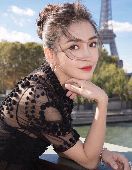 Bà xã Huỳnh Hiểu Minh có nét đẹp lai Tây kết hợp cùng đôi mắt to, long lanh nhưng vẫn toát lên vẻ quyến rũ - Ảnh: Sohu