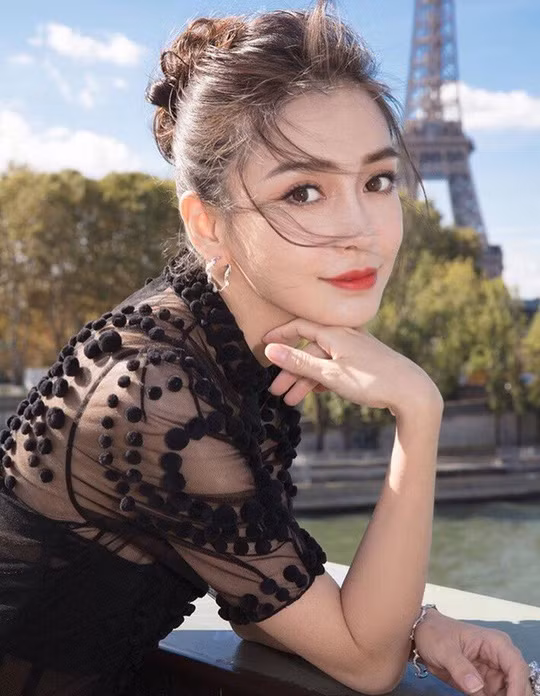 Bà xã Huỳnh Hiểu Minh có nét đẹp lai Tây kết hợp cùng đôi mắt to, long lanh nhưng vẫn toát lên vẻ quyến rũ - Ảnh: Sohu