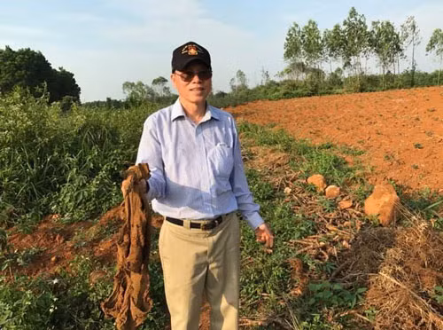 Ông Phạm Quyến trong một lần về thăm di tích Dốc Miếu ở Quảng Trị. (Ảnh do nhân vật cung cấp)