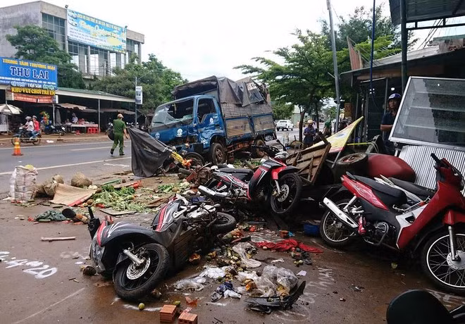 Hiện trường vụ xe tải lao vào chợ khiến 5 người chết ở Đak Nông (ảnh nguồn TNO)