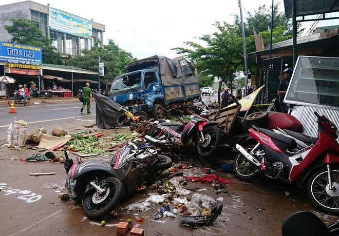 Hiện trường vụ xe tải lao vào chợ khiến 5 người chết ở Đak Nông (ảnh nguồn TNO) Hiện trường vụ xe tải lao vào chợ khiến 5 người chết ở Đak Nông (ảnh nguồn TNO)