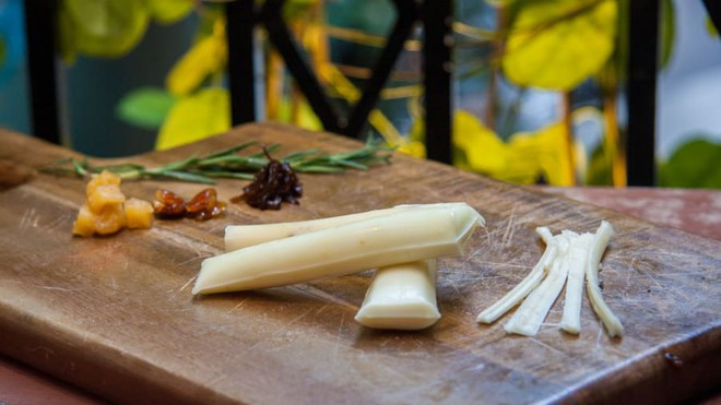 Phô mai tươi ngon nên được thưởng thức chung với rượu vang