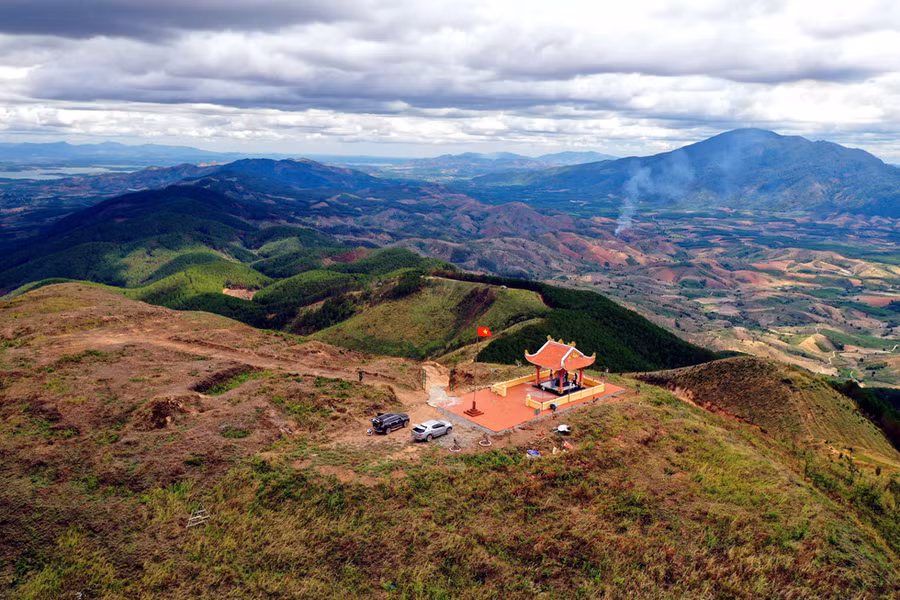 Nhà bia di tích lịch sử được Ban liên lạc truyền thống đại đoàn Đồng Bằng xây dựng trên đỉnh Charlie (1015) - Ảnh: Nguyễn Độc Lập