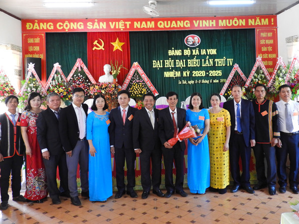 Ban Chấp hành Đảng bộ xã Ia Yok nhiệm kỳ 2020-2025 ra mắt và nhận nhiệm vụ. Ảnh: T.N Ban Chấp hành Đảng bộ xã Ia Yok nhiệm kỳ 2020-2025 ra mắt và nhận nhiệm vụ. Ảnh: T.N