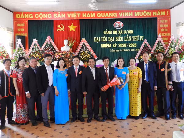 Ban Chấp hành Đảng bộ xã Ia Yok nhiệm kỳ 2020-2025 ra mắt và nhận nhiệm vụ. Ảnh: T.N