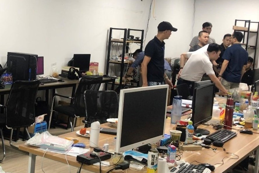 Lực lượng chức năng khám xét một "trụ sở" của đường dây tổ chức đánh bạc 64.000 tỉ đồng. Ảnh cơ quan công an. Lực lượng chức năng khám xét một