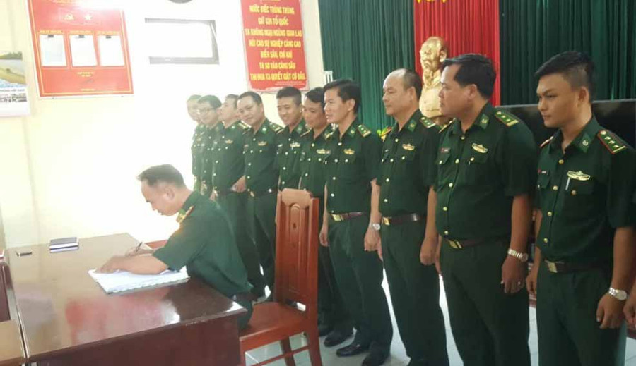 Đại diện các Đội, Trạm trong đơn vị ký kết giao ước thi đua. Ảnh: Anh Huy Đại diện các Đội, Trạm trong đơn vị ký kết giao ước thi đua. Ảnh: Anh Huy