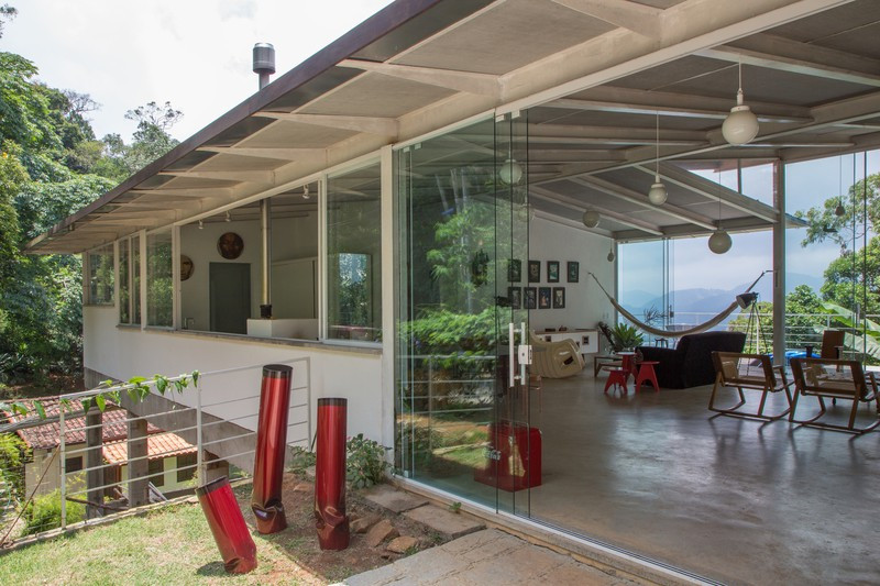 Cấu trúc thép giữ cho nhà bám vào vách núi, một cách chắc chắn. Cấu trúc thép giữ cho nhà bám vào vách núi, một cách chắc chắn.