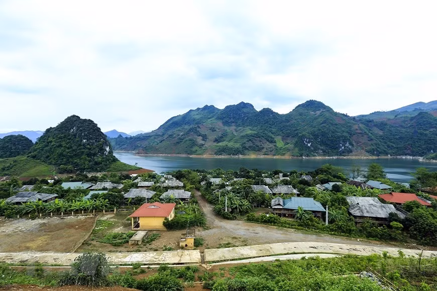 Sông núi hòa quyện vào nhau tạo nên vẻ đẹp hùng vĩ. (Ảnh: Phan Tuấn Anh/TTXVN)