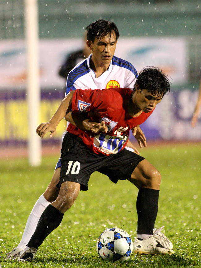 Hồng Sơn trong vai trung vệ kèm Phan Văn Tài Em. Ảnh: KHẢ HÒA.