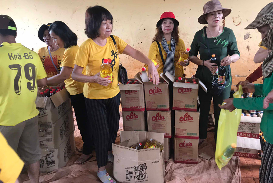 Tặng quà cho người nghèo, khó khăn xã Ia Hlốp. Ảnh: Hồng Ngọc