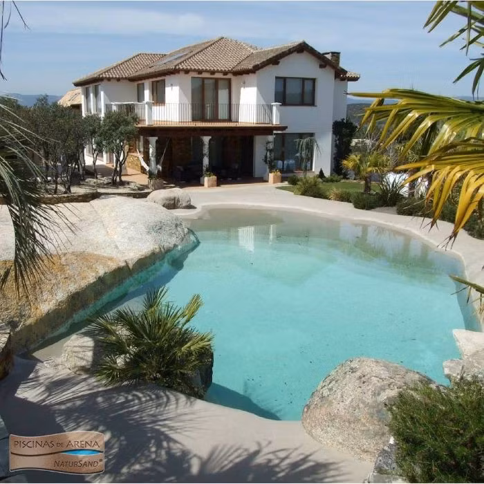 Nếu không ở gần biển hoặc không thể đi du lịch biển vào mùa hè này do dịch Covid-19, bạn vẫn có thể tận hưởng làn nước trong xanh và bãi cát êm mịn với hồ bơi trong nhà.