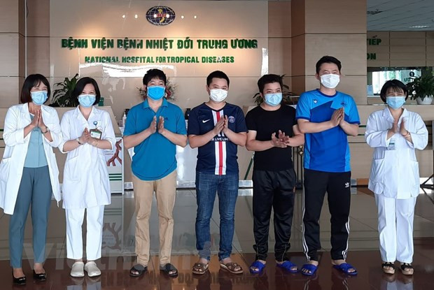 Các bệnh nhân mắc COVID-19 được Bệnh viện Bệnh Nhiệt đới Trung ương công bố khỏi bệnh ngày 2/6. (Ảnh: PV/Vietnam+) Các bệnh nhân mắc COVID-19 được Bệnh viện Bệnh Nhiệt đới Trung ương công bố khỏi bệnh ngày 2/6. (Ảnh: PV/Vietnam+)
