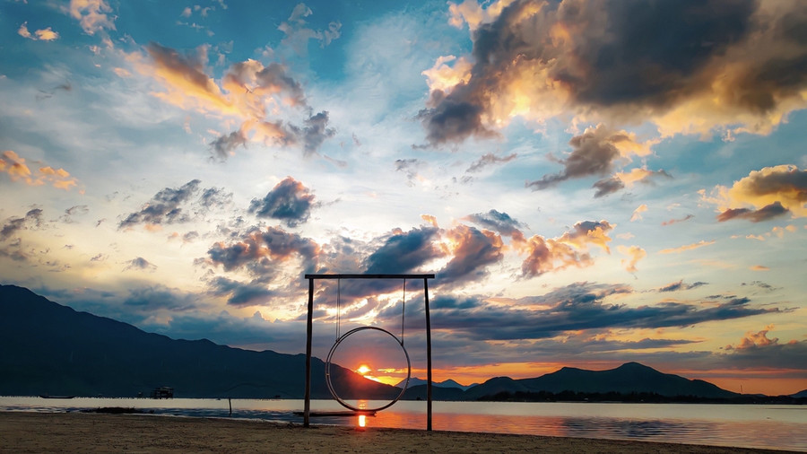 Nhóm bạn trẻ tạo dáng bên nhánh cây khẳng khiu và bè tre. Những dãy núi trùng điệp phía sau giúp khung cảnh thêm thi vị. Nhóm bạn trẻ tạo dáng bên nhánh cây khẳng khiu và bè tre. Những dãy núi trùng điệp phía sau giúp khung cảnh thêm thi vị.