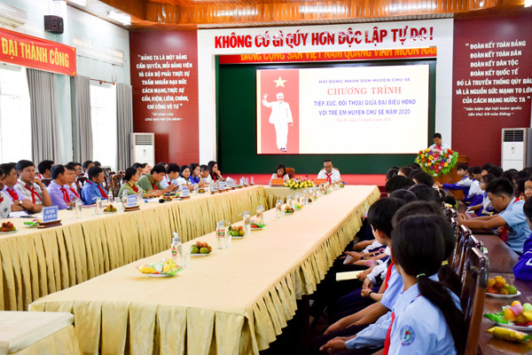 Quang cảnh buổi tiếp xúc, đối thoại giữa Đại biểu HĐND huyện Chư Sê với trẻ em. Ảnh: N.T