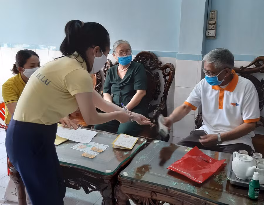  Công tác chi trả đảm bảo an toàn, đúng thời gian theo quy định. Ảnh: Như Nguyện