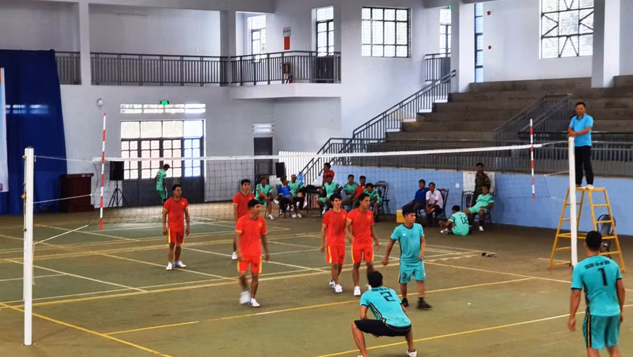 Các vận động viên thi đấu nội dung bóng chuyền. Ảnh: Vĩnh Hoàng 