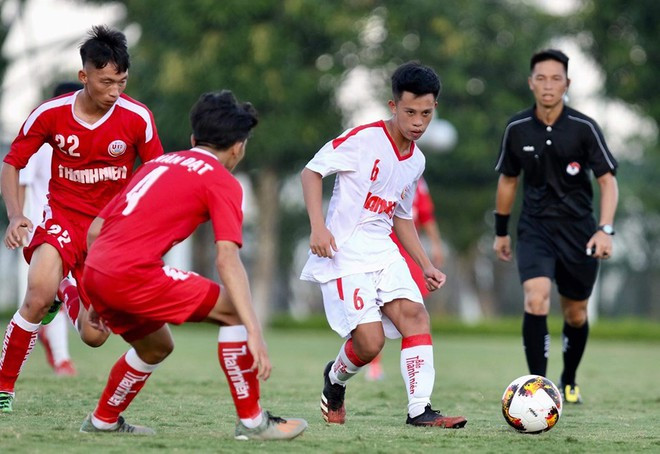 Có khả năng cầm nhịp tốt, tiền vệ sinh năm 2001 được kỳ vọng sẽ là nhạc trưởng của U.19 Việt Nam Ảnh: KHẢ HÒA