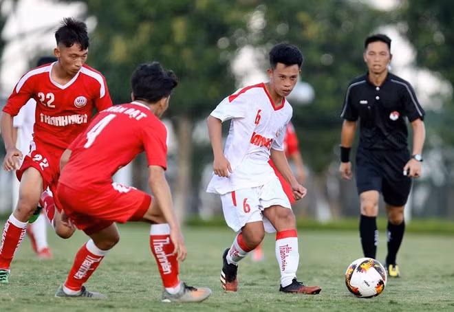 Có khả năng cầm nhịp tốt, tiền vệ sinh năm 2001 được kỳ vọng sẽ là nhạc trưởng của U.19 Việt Nam Ảnh: KHẢ HÒA