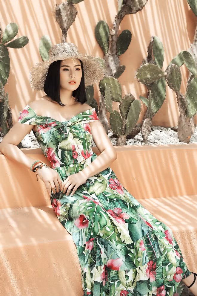 Người đẹp khéo léo kết hợp những chiếc đầm họa tiết nhiệt đới với mũ rộng vành, vòng tay nhiều màu sắc để hoàn thiện phong cách khi đi nghỉ dưỡng tại Hội An