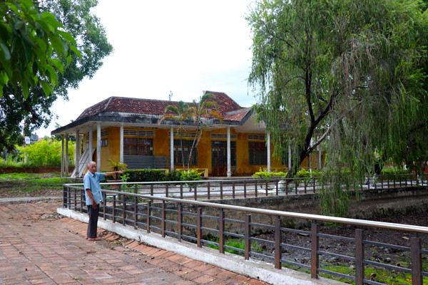 Khu vực ao nước gần An Khê đình sẽ được nạo vét, tu bổ. Ảnh: N.M