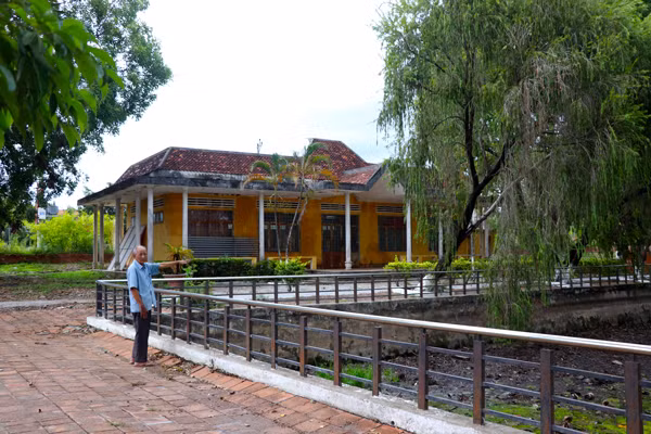 Khu vực ao nước gần An Khê đình sẽ được nạo vét, tu bổ. Ảnh: N.M