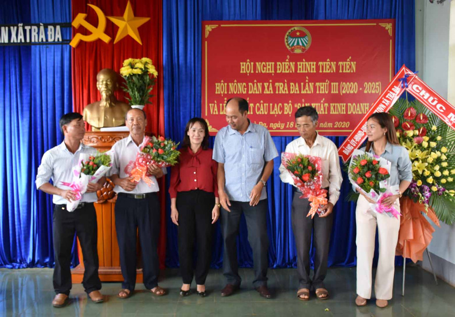 Ra mắt câu lạc bộ sản xuất kinh doanh giỏi xã Trà Đa. Ảnh: Hà Phương