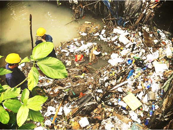 Để bàn tay những người công nhân thoát nước, công nhân môi trường không tứa máu, để biến rác thành tài nguyên, trước khi nhờ đến công nghiệp xử lý, cần ý thức bảo vệ môi trường ở mỗi người - Ảnh: TTO