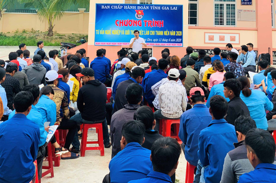 Tư vấn giới thiệu việc làm tại huyện KôngChro. Ảnh: Hà Đức Thành