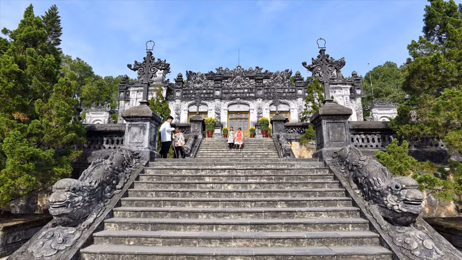 Tổng thể có 127 bậc cấp dẫn lối lên điện chính. Ảnh: Thái Hoàng