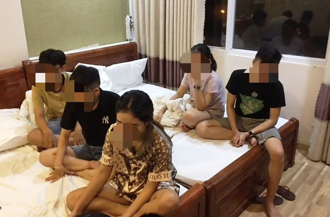 11 nam nữ dương tính với ma túy trong khách sạn. ẢNH: NAM THỊNH